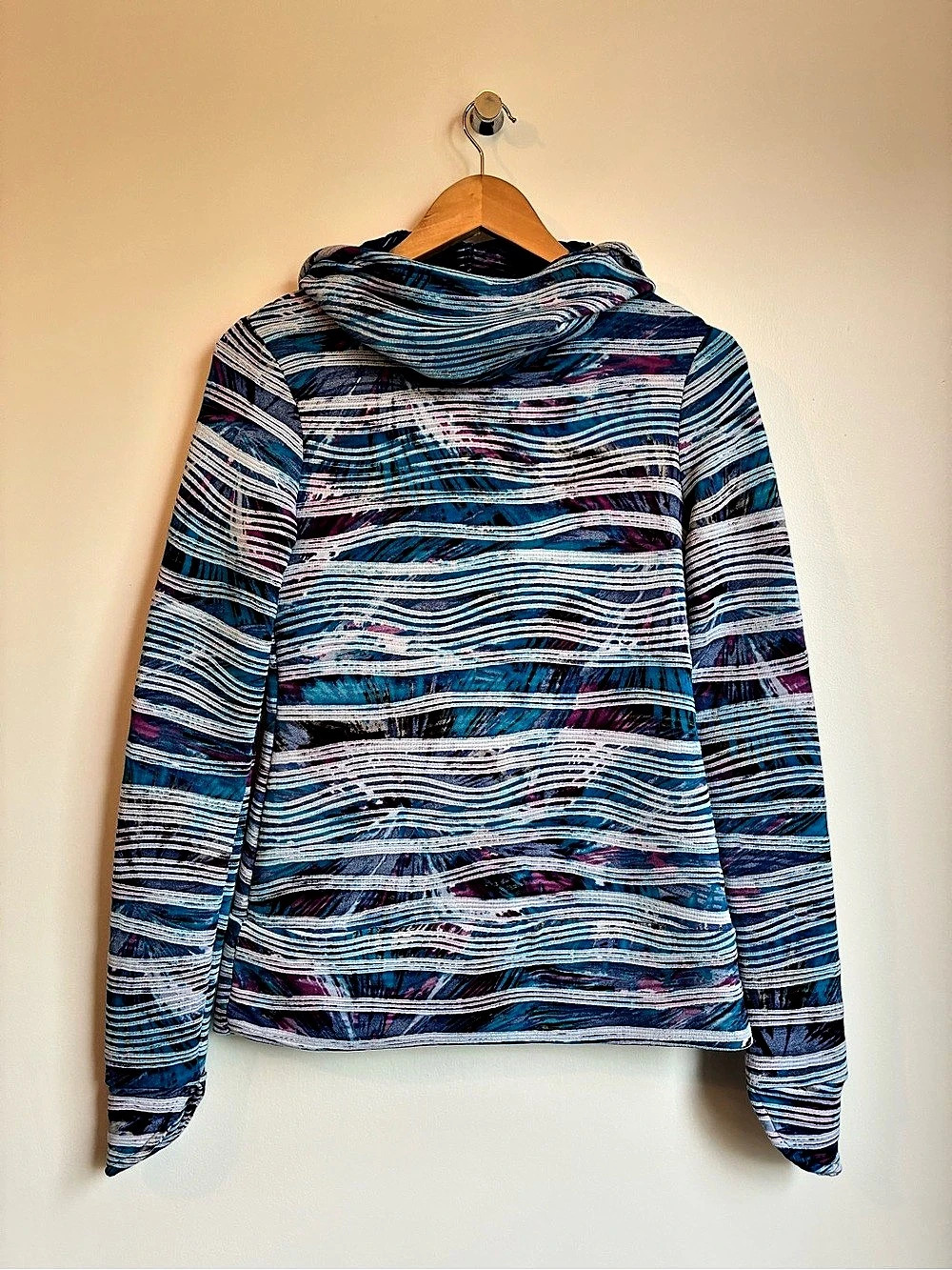KSL Québec Made Wave Pattern Cowl Neck Athletic Hoodie Pocket Back